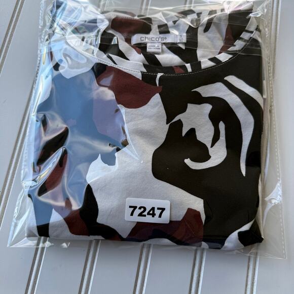 Chico’s Size XL abstract print stretch knit blouse - Picture 8 of 8